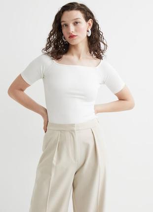 Приталенный топ с открытыми плечами