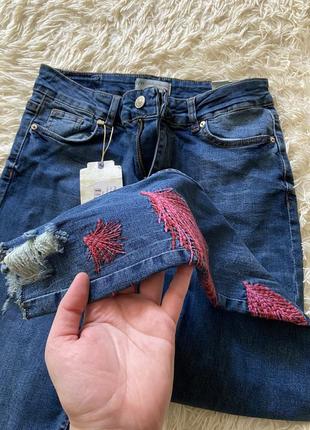 Модні джинси з вишивкою