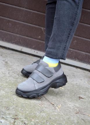 Жіночі кросівки на липучках в сірому кольорі3 фото