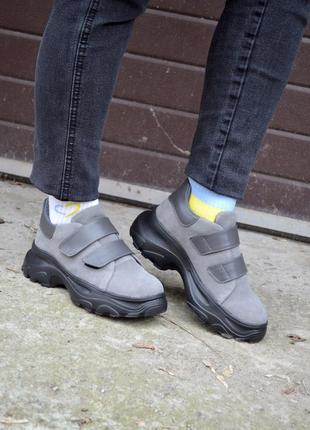 Жіночі кросівки на липучках в сірому кольорі1 фото