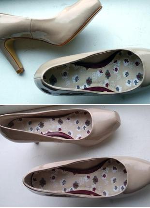 Абсолютно новые бежевые лаковые туфли