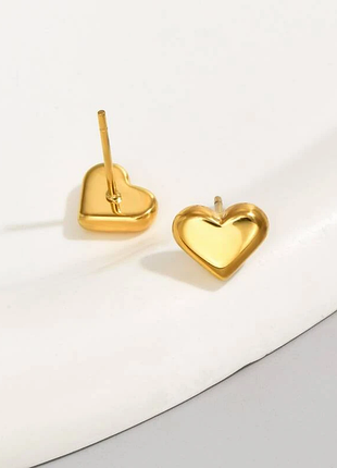 Сережки-гвоздики з сердечком shein