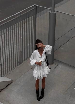 Платье короткое белое однотонное на длинный рукав с вырезом в зоне декольте на пуговицах качественное стильное4 фото