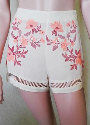 Летние шортики с вышивкой от шведского бренда