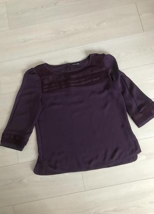 Фиолетовая блуза декорирована атласом