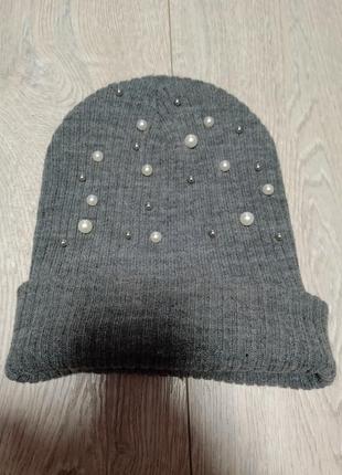 Шапка серая с бусинами