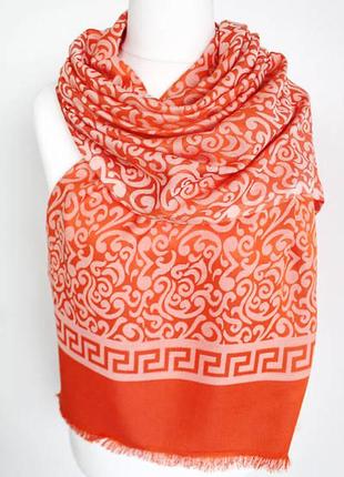 Яркий красивый палантин
