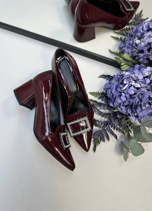 Бордовый ласковые туфли лодочки на невысоком каблуке с декором много цветов3 фото