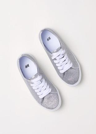 Сріблястий мокасини дівчинці