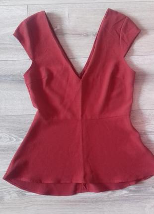 Дуже красивий топ з баскою зі звабливим вирізом спереді і на спині. стан ідеальний👍