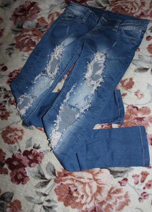 Классные рваные джинсы с бусинками/скинны4 фото