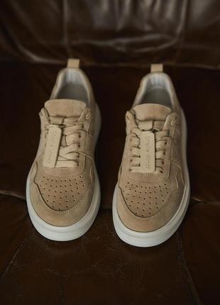 Легкі кеди у бежевому кольорі