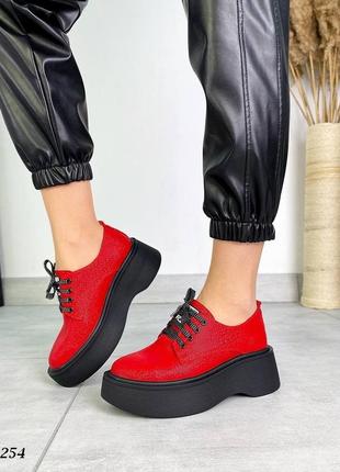 Червоні туфлі броги на високій підошві з натуральної шкіри