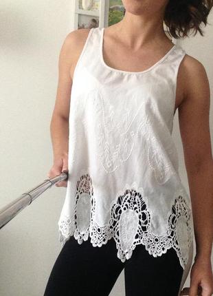 Біла майка з вишивкою та мереживом