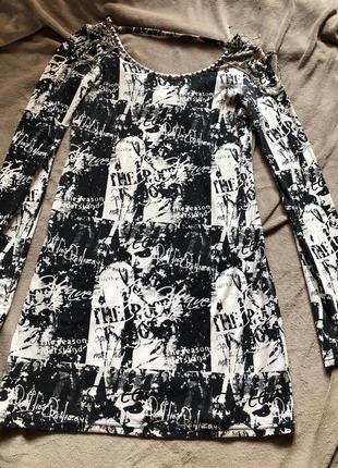 Сукня з ланцюжками на плечах і відкритою спиною дуже круто виглядає