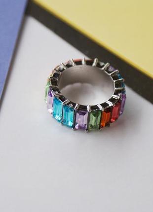 Стильное кольцо с разноцветными камнями стазами