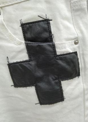 Короткие белые джинсовые шорты 2