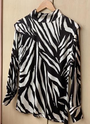 Блуза свободного кроя со сборками на плечах в красивый принт от бренда hugo boss оригинал4 фото