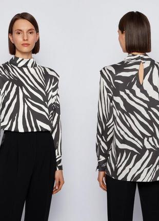 Блуза свободного кроя со сборками на плечах в красивый принт от бренда hugo boss оригинал2 фото