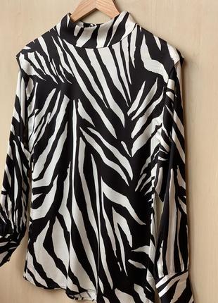 Блуза вільного крою зі складками на плечах у гарний принт від бренду hugo boss оригінал6 фото
