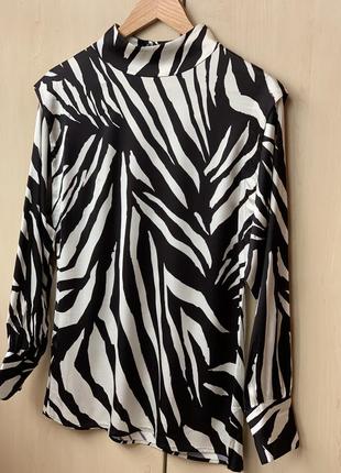 Блуза свободного кроя со сборками на плечах в красивый принт от бренда hugo boss оригинал9 фото