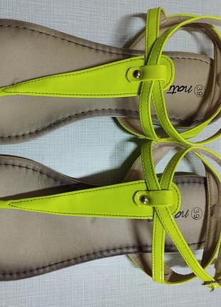 Босоножки женские.