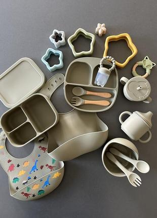 Силиконовая посуда, силиконовый нагрудник, слюнявчик, секционная тарелка на присоске, приборы, поилочка, микс цветов силиконной посуды,5 фото