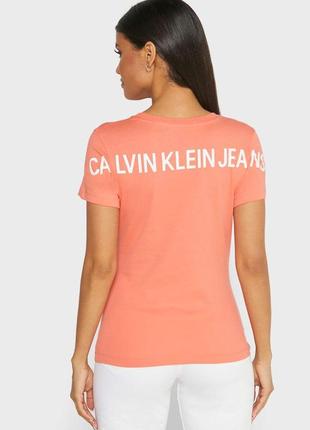 Женская футболка calvin klein кораллового цвета.2 фото