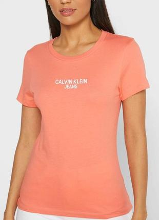 Женская футболка calvin klein кораллового цвета.1 фото