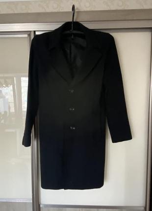 Класичне чорне пряме пальто