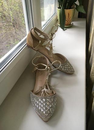 Нарядные туфельки балетки с закрытой пяточной на низком каблуке3 фото