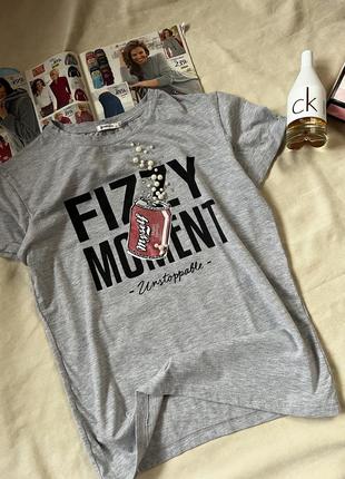 Клевая серая футболка со стразами и жемчугом от stradivarius