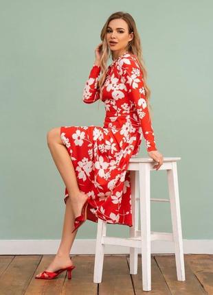 Красное креповое платье классического кроя2 фото