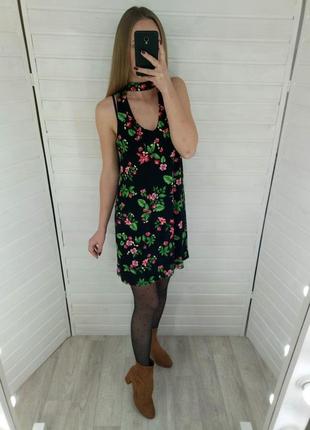 Черное платье в цветочный принт pull&bear