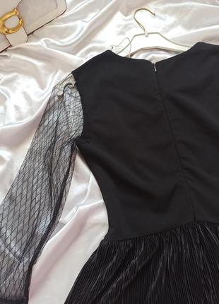 Жіноча чорна сукня з рукавами сіткою і спідницею пліссе7 фото