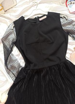 Жіноча чорна сукня з рукавами сіткою і спідницею пліссе5 фото