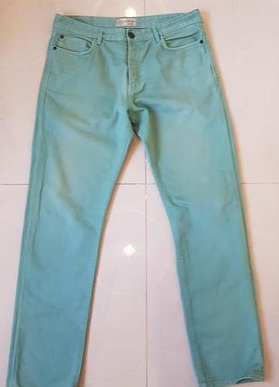 Светло-зелёные мужские джинсы.