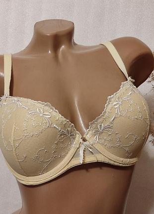 Бюстгальтер на поролоне