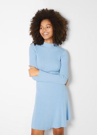 Трикотажное голубое платье в рубчик с длинным рукавом bershka платье водолазка бершка1 фото