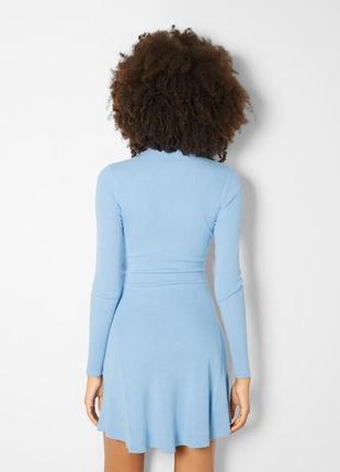 Трикотажное голубое платье в рубчик с длинным рукавом bershka платье водолазка бершка2 фото