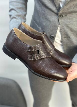Мужские кожаные туфли с тиснением под рептилию коричневые1 фото