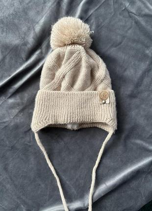 Шапка з понпоном бежева вязана