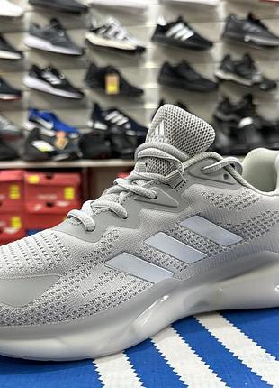 Кроссовки adidas.