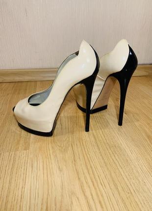 Туфли лаковые нюдовые высокий каблук платформа италия