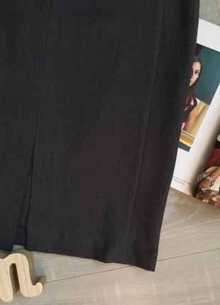 Базовая серая юбка карандаш с разрезом спереди3 фото