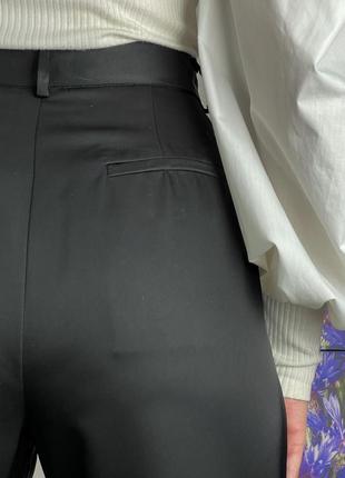 Черные атласные брюки клеш с люверсами на высокой посадке 1+1=36 фото