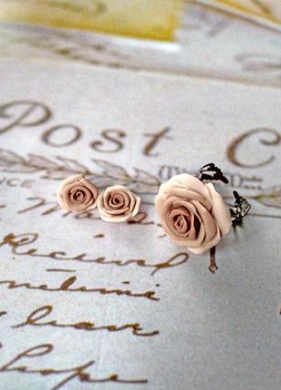 Комплект прикрас кільце і сережки гвоздики троянди беж нюд3 фото