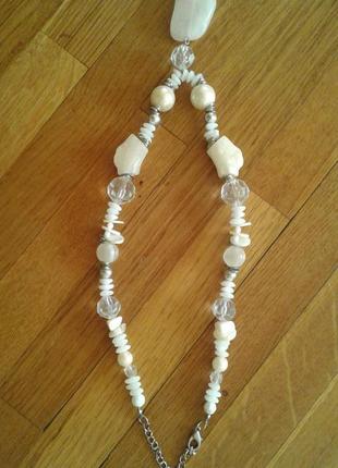 Белая нарядная подвеска из натуральных коралов  с замком и большим камнем  в центре