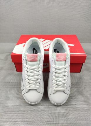 Жіночі кросівки nike blazer low white/powder10 фото