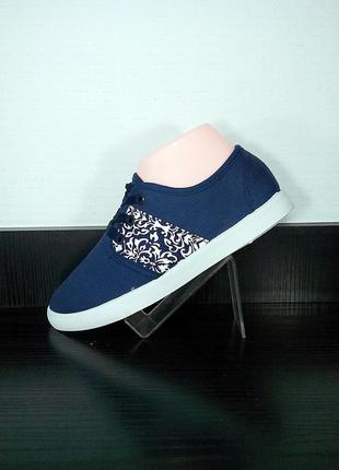 Джинсові, літні кеди з принтом.